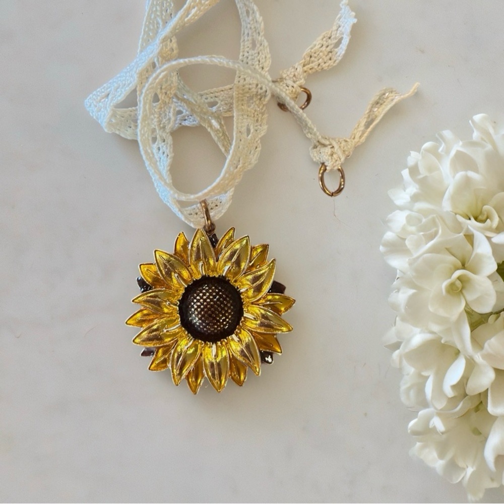Sunflower Pendant Knit Ribbon Necklace and Earrings Set - Picture 12 of 17